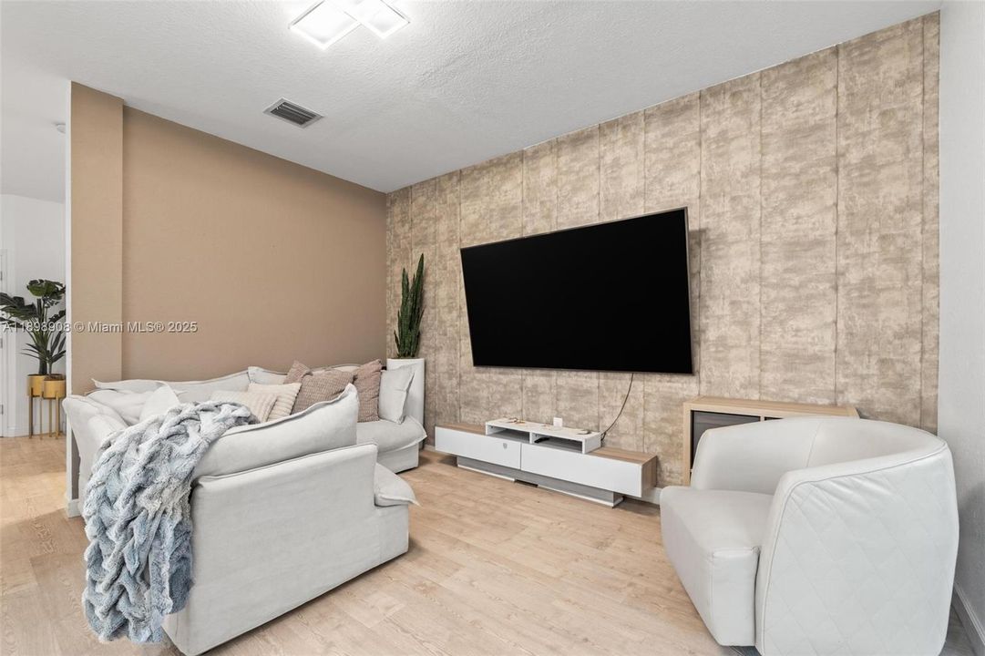 En Venta: $654,900 (3 camas, 2 baños, 1605 Pies cuadrados)