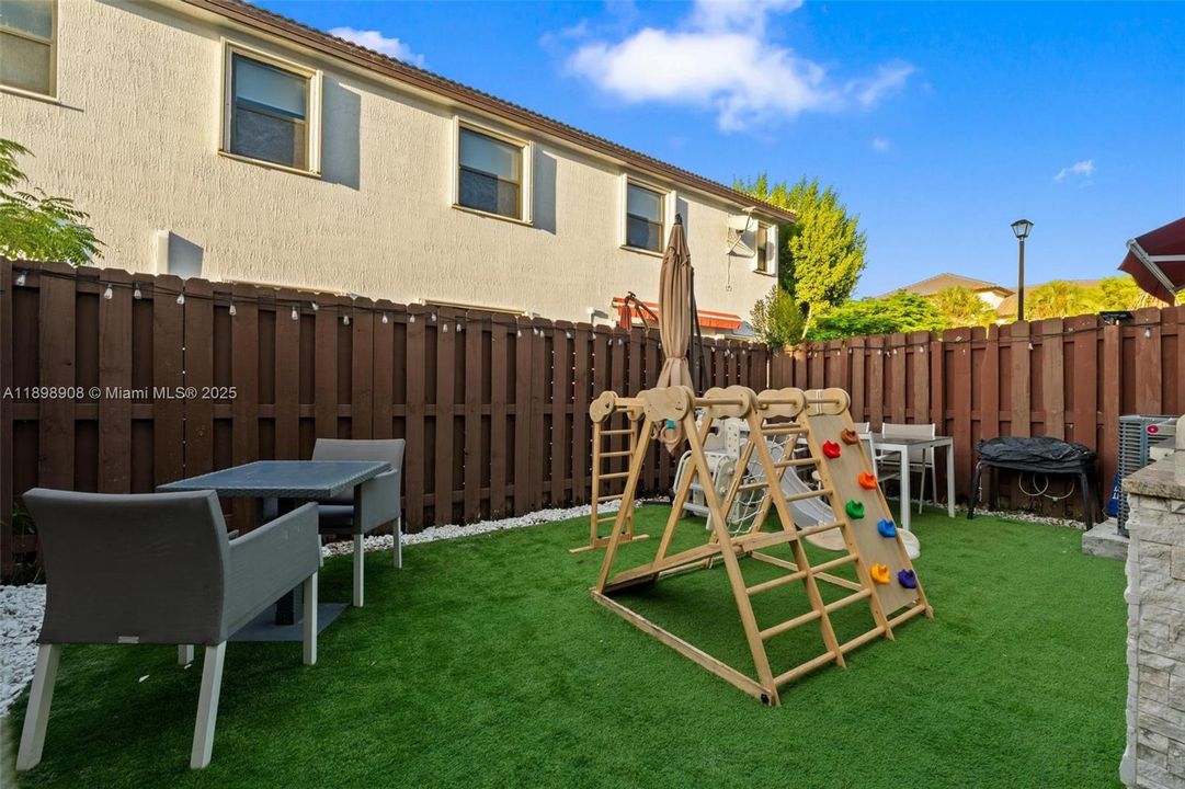 En Venta: $654,900 (3 camas, 2 baños, 1605 Pies cuadrados)