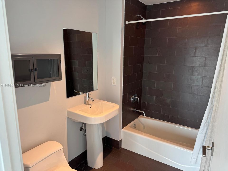 For Sale: $695,000 (2 beds, 2 baths, 1123 Square Feet)