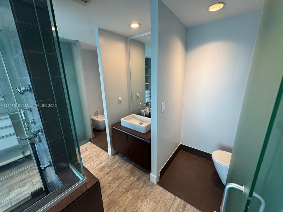 For Sale: $695,000 (2 beds, 2 baths, 1123 Square Feet)