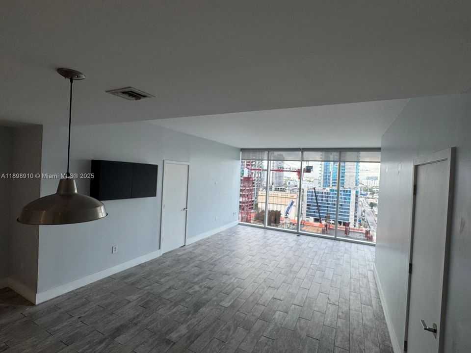 For Sale: $695,000 (2 beds, 2 baths, 1123 Square Feet)