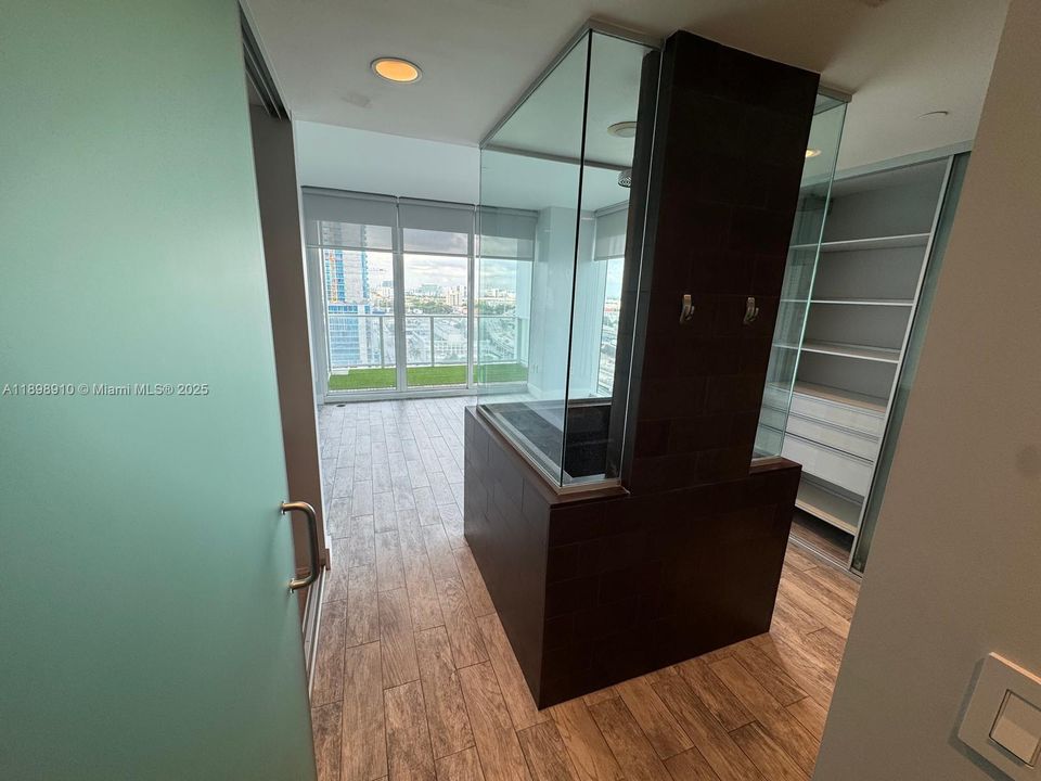 For Sale: $695,000 (2 beds, 2 baths, 1123 Square Feet)