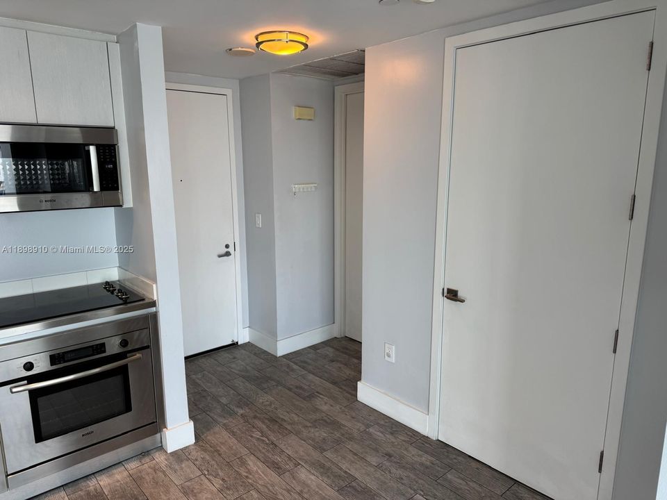 For Sale: $695,000 (2 beds, 2 baths, 1123 Square Feet)