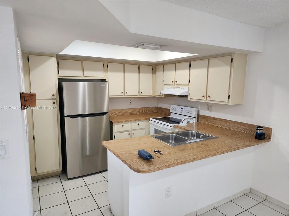 Под контрактом: $2,150 (2 спален, 2 ванн, 1012 Квадратных фут)