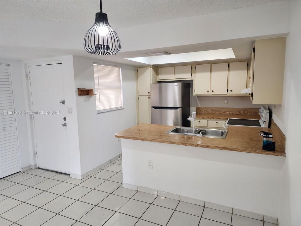 Под контрактом: $2,150 (2 спален, 2 ванн, 1012 Квадратных фут)