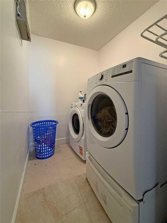 For Sale: $645,999 (3 beds, 2 baths, 1839 Square Feet)