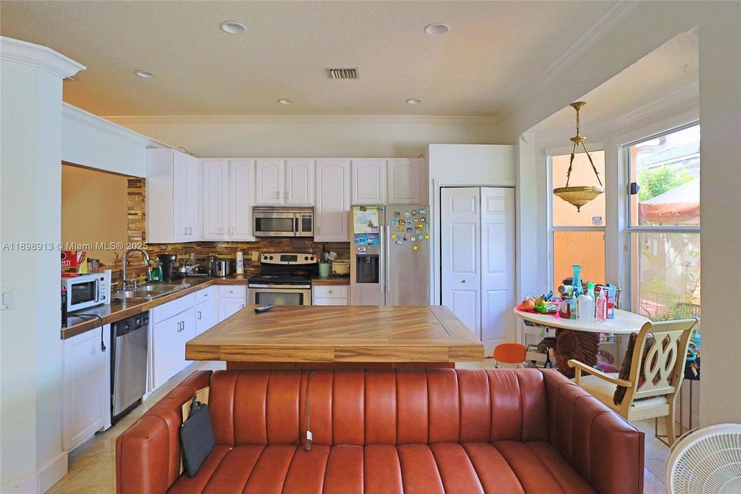 For Sale: $645,999 (3 beds, 2 baths, 1839 Square Feet)