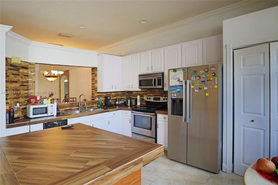 For Sale: $645,999 (3 beds, 2 baths, 1839 Square Feet)