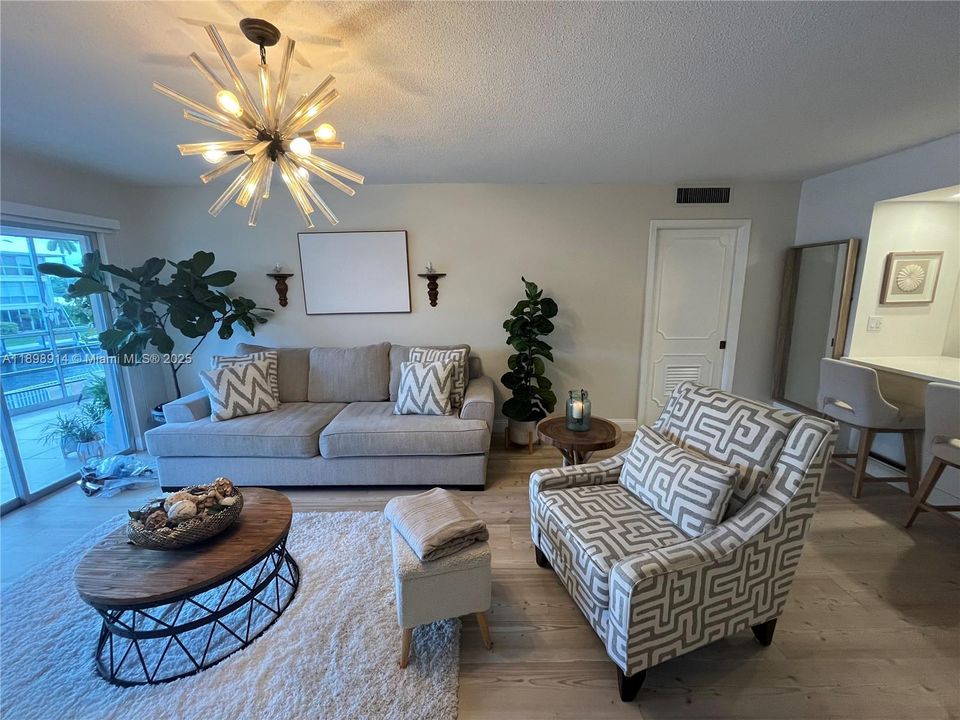 待售: $369,000 (1 贝兹, 1 浴室, 950 平方英尺)