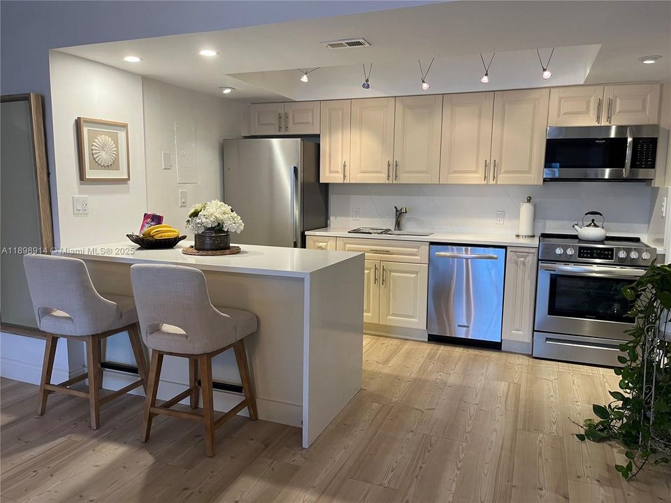 待售: $369,000 (1 贝兹, 1 浴室, 950 平方英尺)