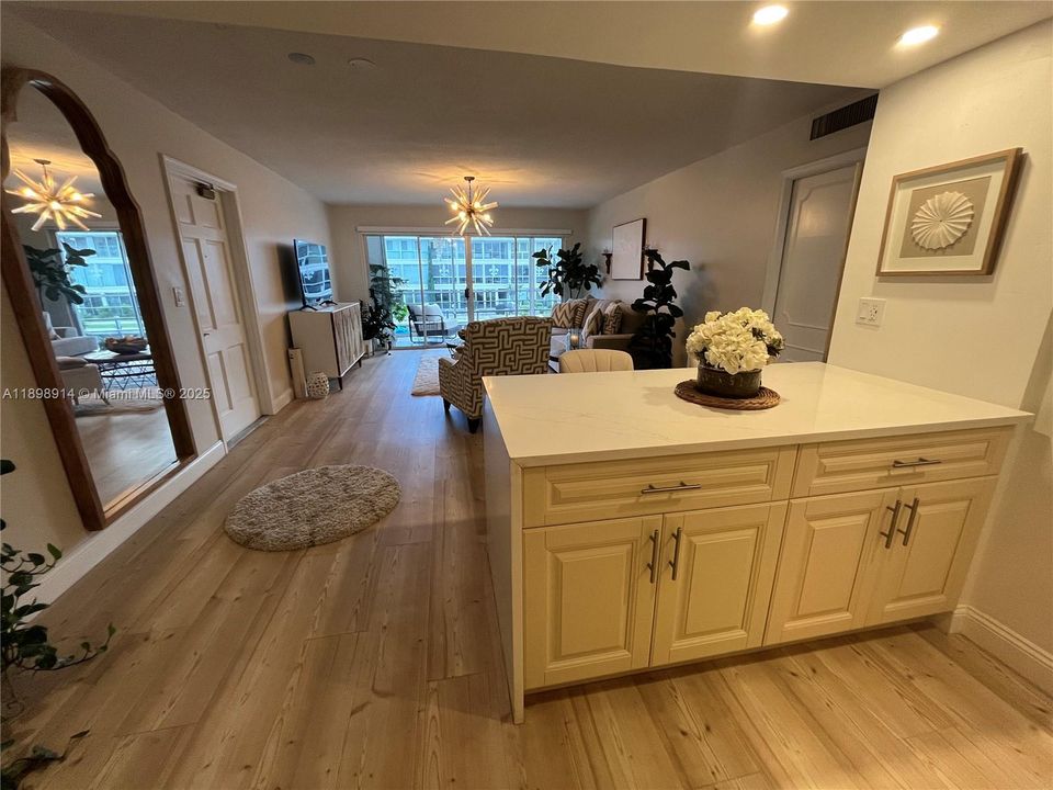 待售: $369,000 (1 贝兹, 1 浴室, 950 平方英尺)