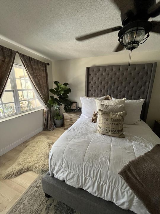 待售: $369,000 (1 贝兹, 1 浴室, 950 平方英尺)