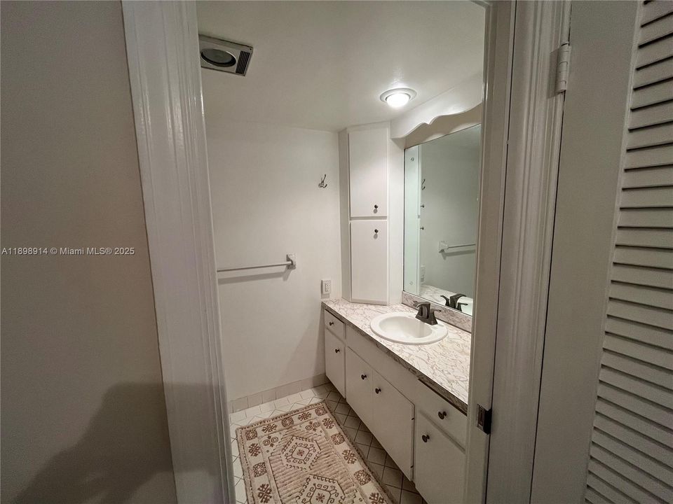 待售: $369,000 (1 贝兹, 1 浴室, 950 平方英尺)