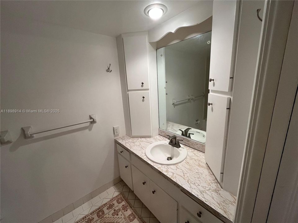 待售: $369,000 (1 贝兹, 1 浴室, 950 平方英尺)