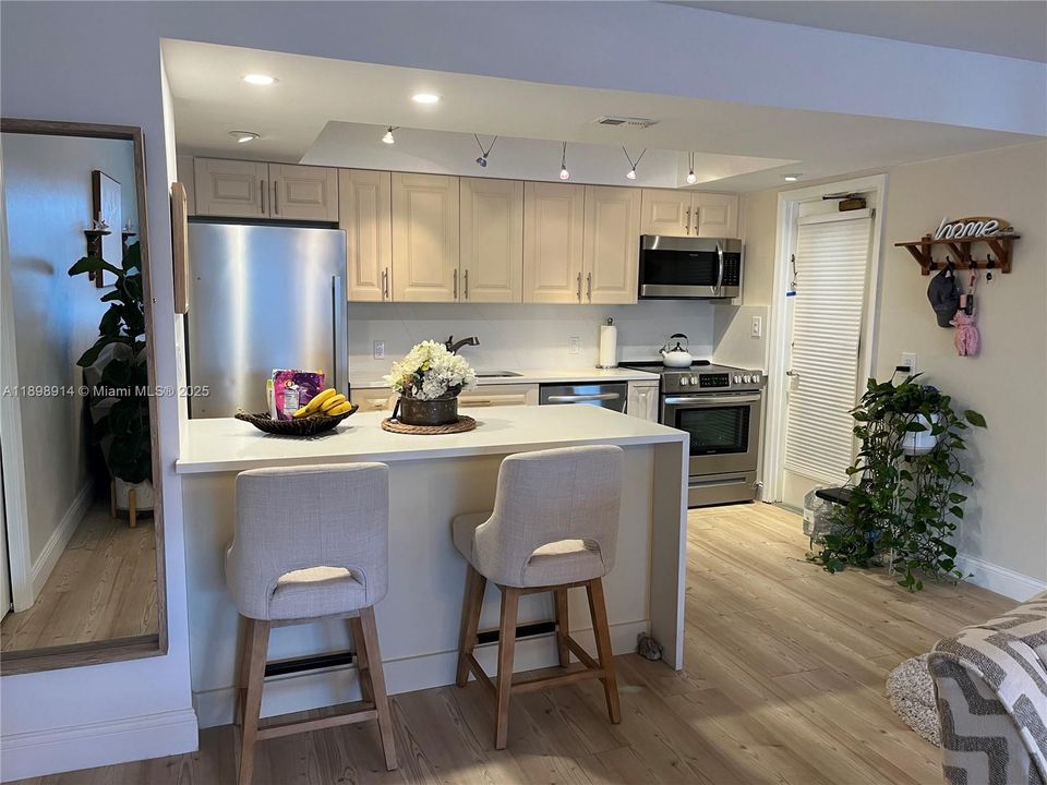 待售: $369,000 (1 贝兹, 1 浴室, 950 平方英尺)