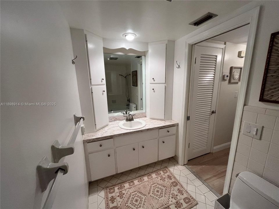 待售: $369,000 (1 贝兹, 1 浴室, 950 平方英尺)