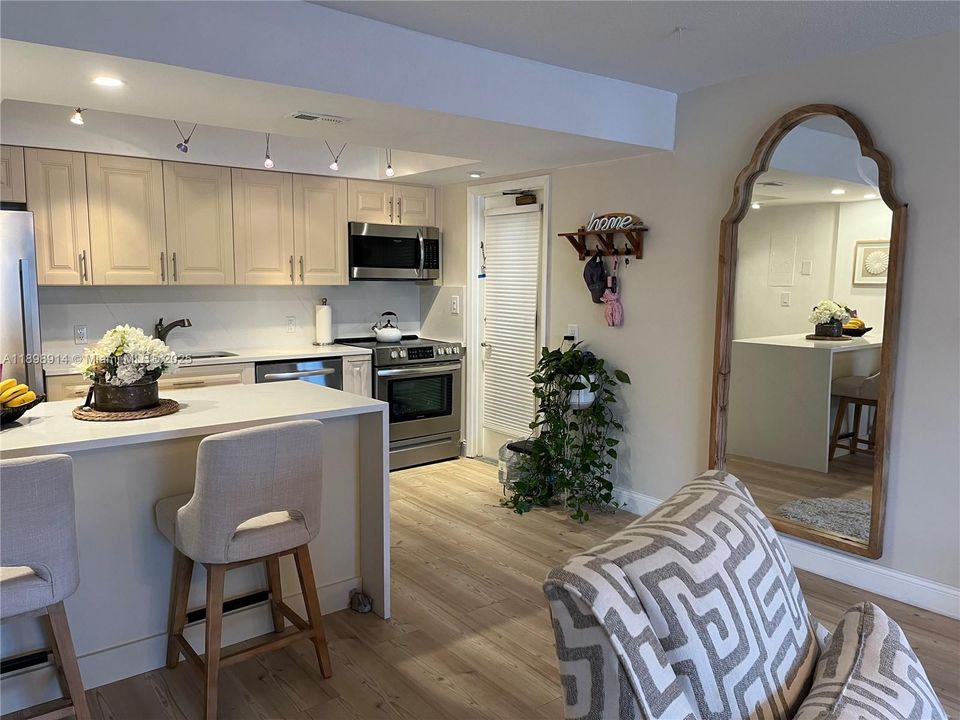 待售: $369,000 (1 贝兹, 1 浴室, 950 平方英尺)