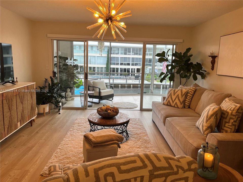 待售: $369,000 (1 贝兹, 1 浴室, 950 平方英尺)