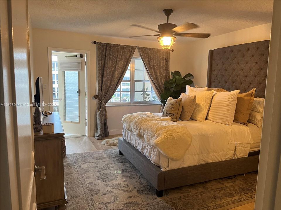 待售: $369,000 (1 贝兹, 1 浴室, 950 平方英尺)