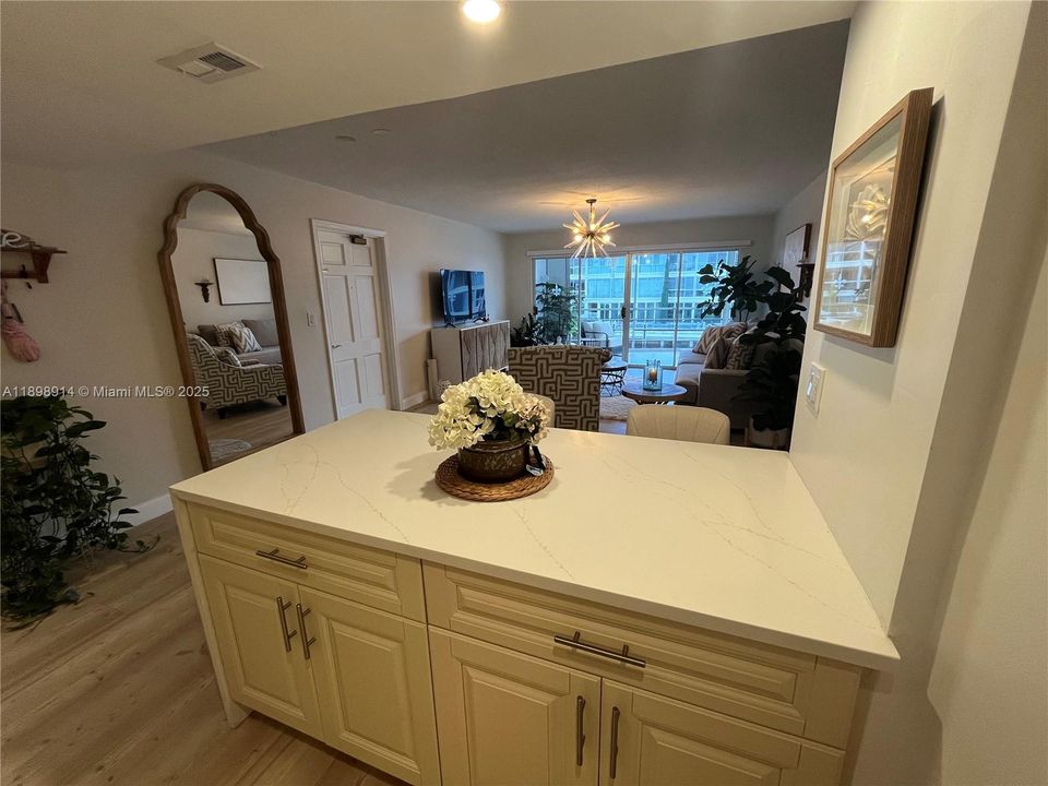 待售: $369,000 (1 贝兹, 1 浴室, 950 平方英尺)