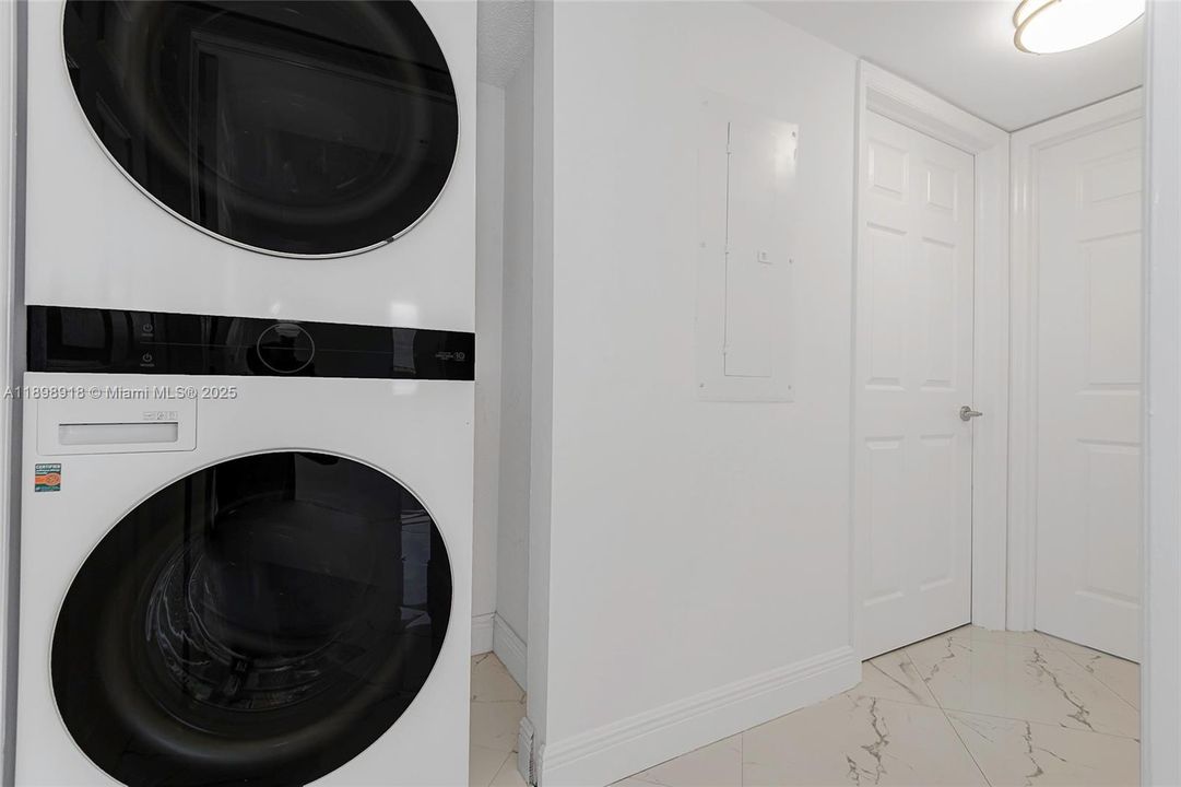 Active With Contract: $875,000 (2 beds, 2 baths, 1340 Square Feet)