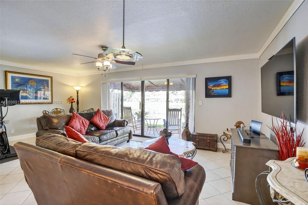 En Venta: $469,000 (3 camas, 2 baños, 1438 Pies cuadrados)