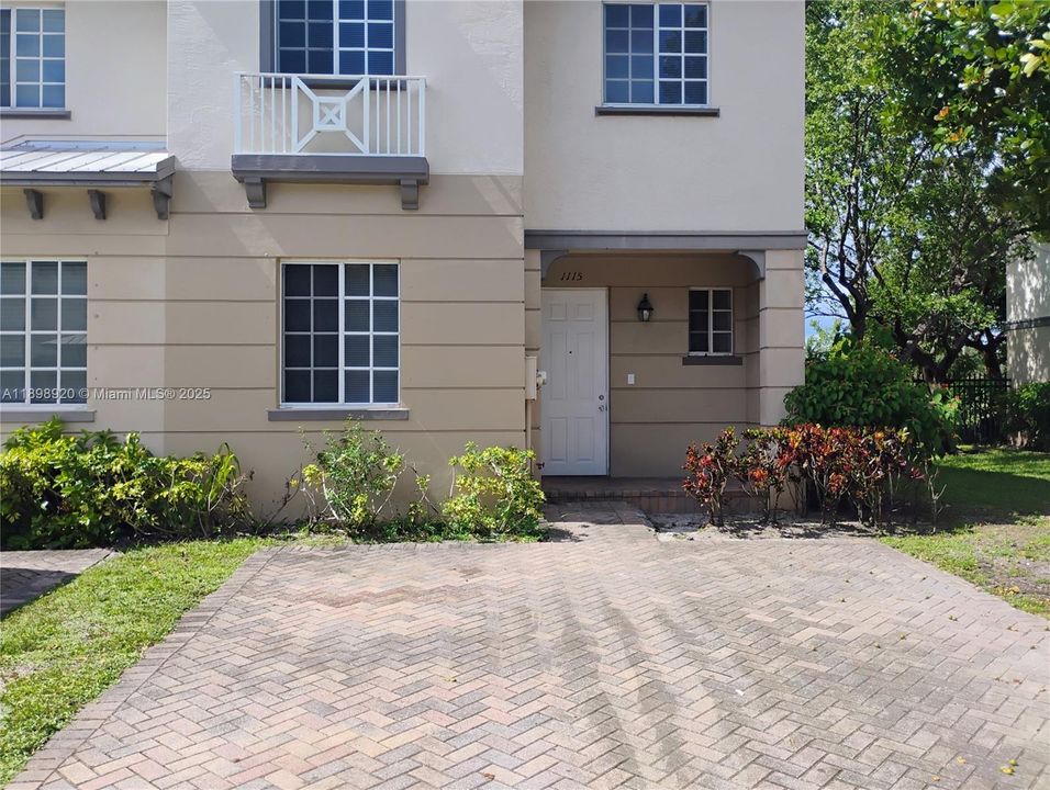 Recently Rented: $2,250 (4 beds, 2 baths, 1611 Square Feet)