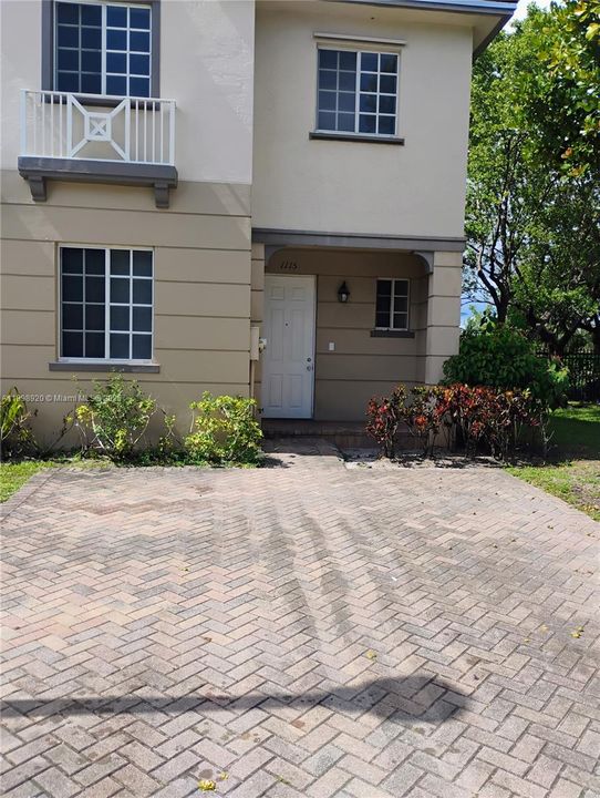 Recently Rented: $2,250 (4 beds, 2 baths, 1611 Square Feet)