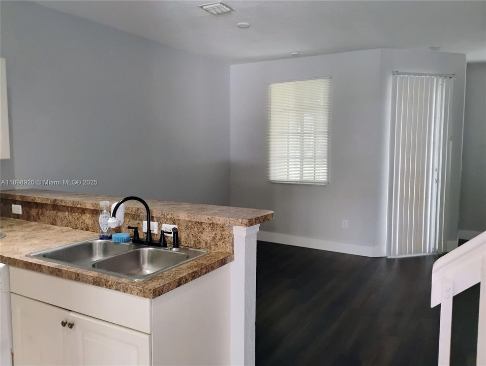 Recently Rented: $2,250 (4 beds, 2 baths, 1611 Square Feet)