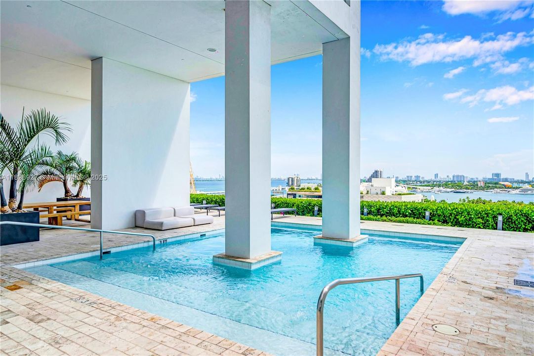 待售: $532,500 (1 贝兹, 1 浴室, 808 平方英尺)