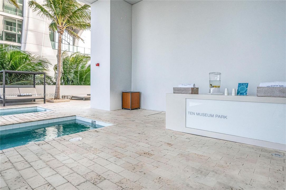 待售: $532,500 (1 贝兹, 1 浴室, 808 平方英尺)