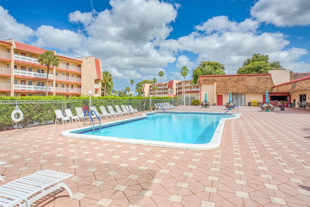 For Sale: $81,000 (2 beds, 2 baths, 930 Square Feet)