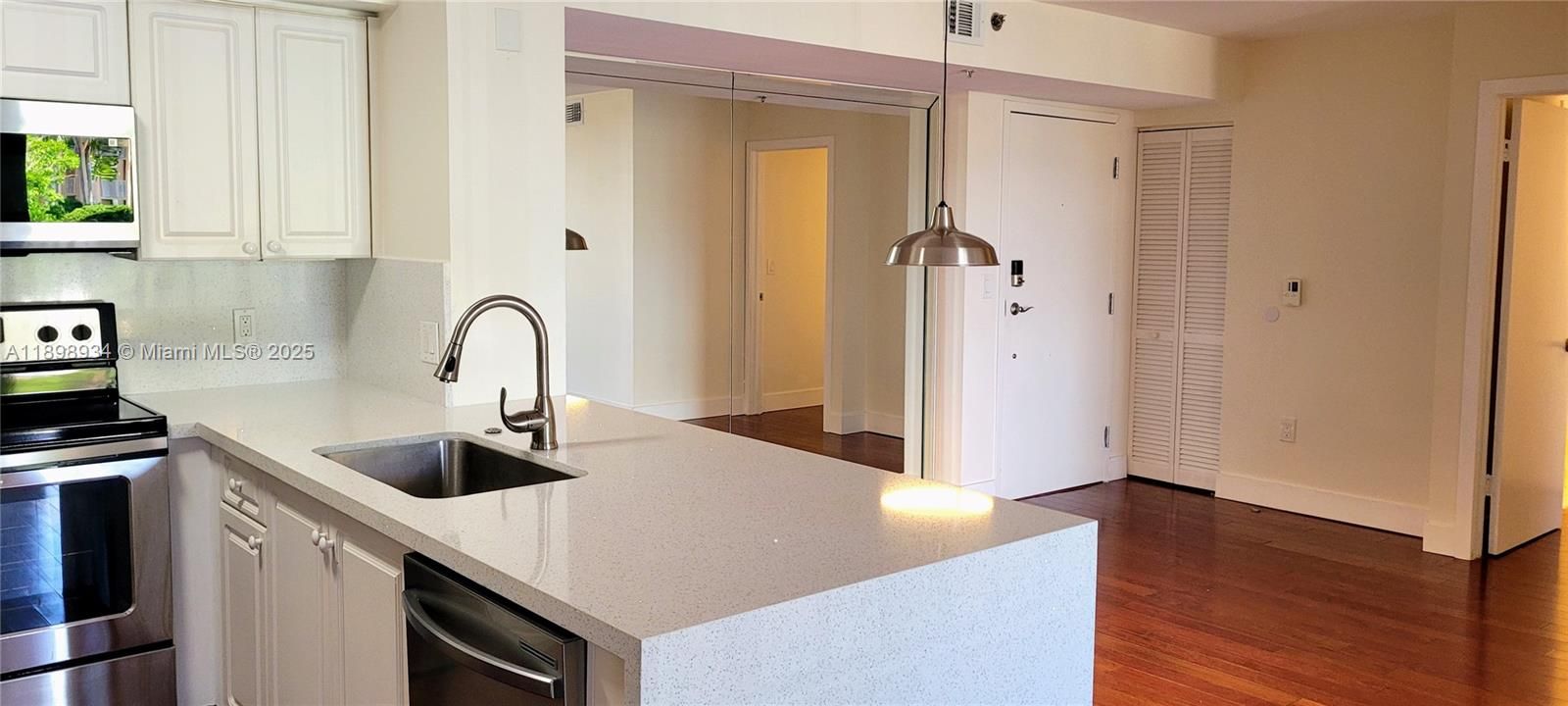 Recently Rented: $2,499 (2 beds, 2 baths, 1180 Square Feet)