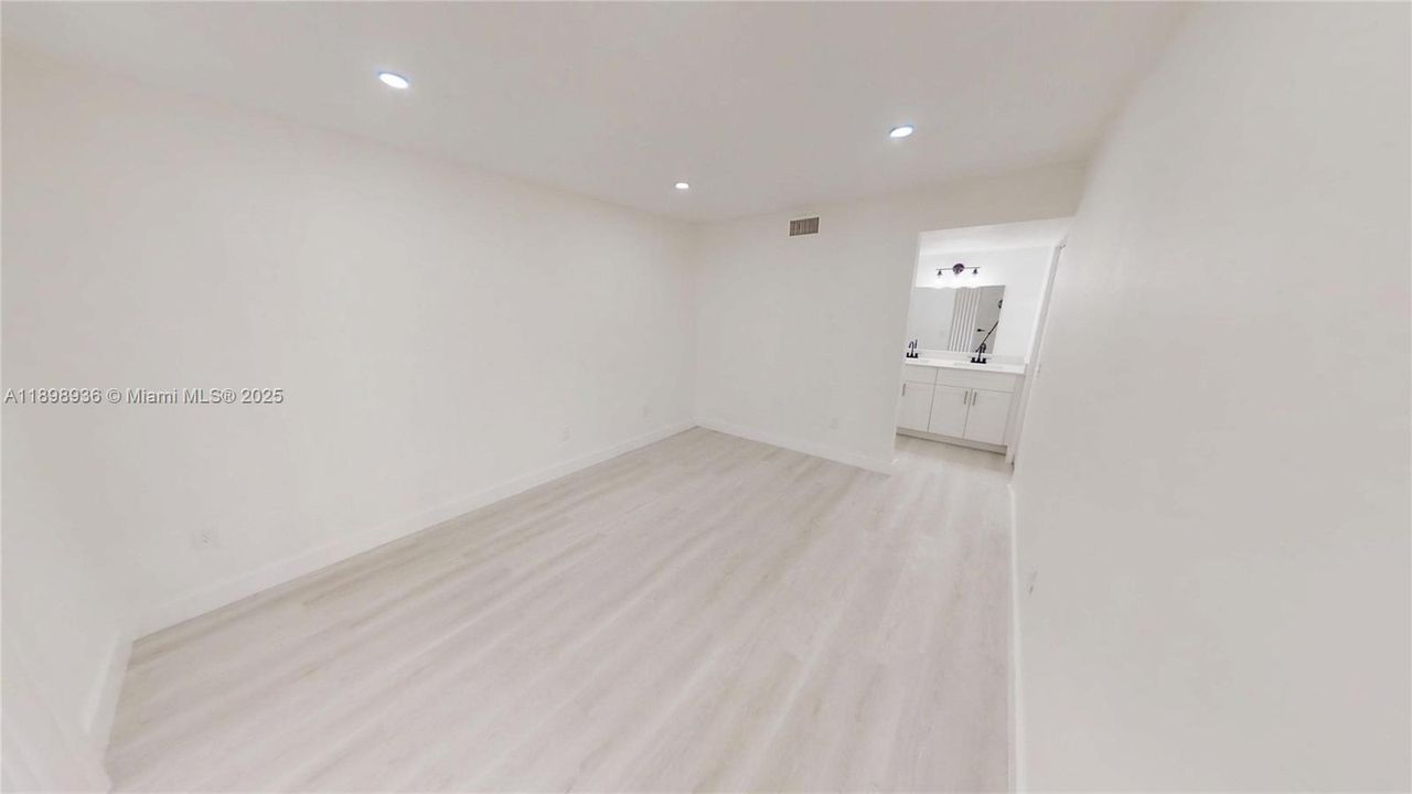 For Sale: $279,999 (3 beds, 2 baths, 1185 Square Feet)