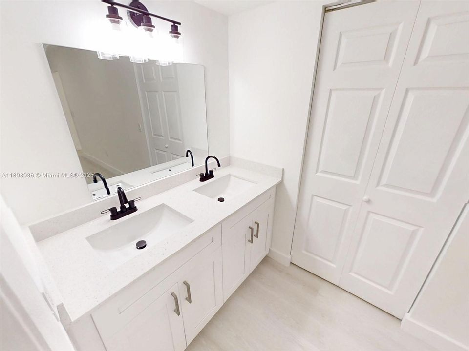 For Sale: $279,999 (3 beds, 2 baths, 1185 Square Feet)