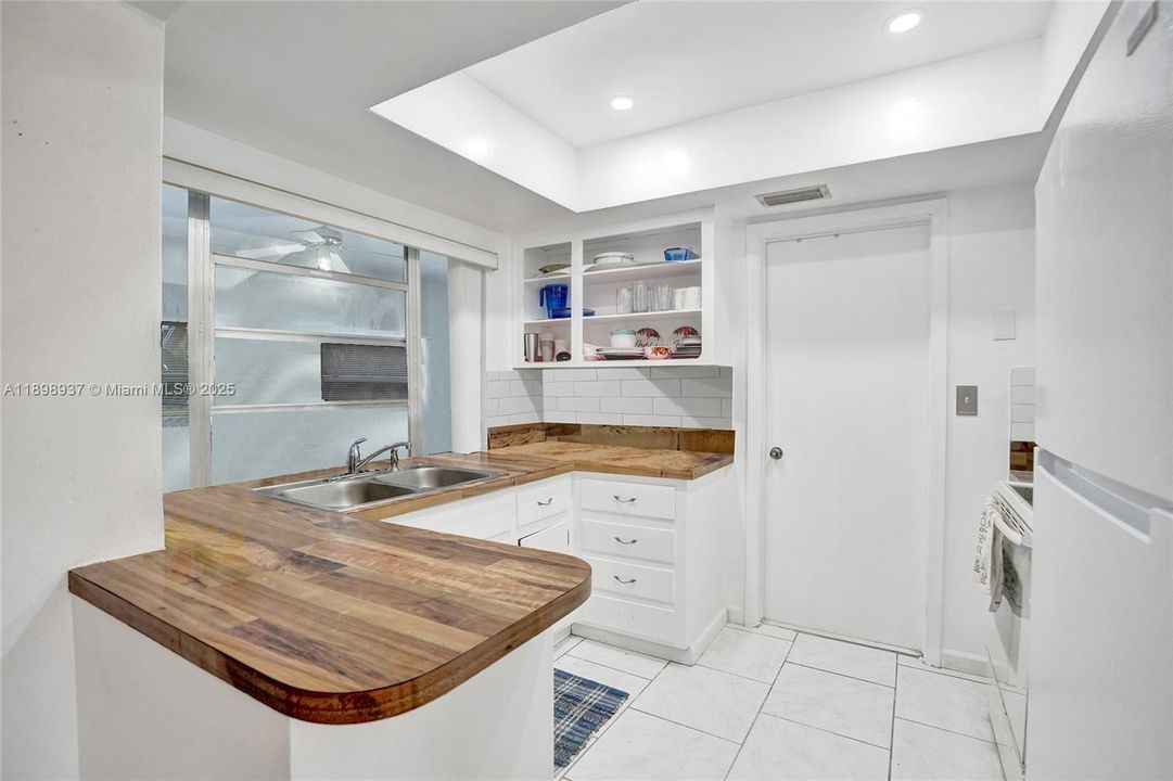 For Sale: $275,000 (2 beds, 1 baths, 1002 Square Feet)