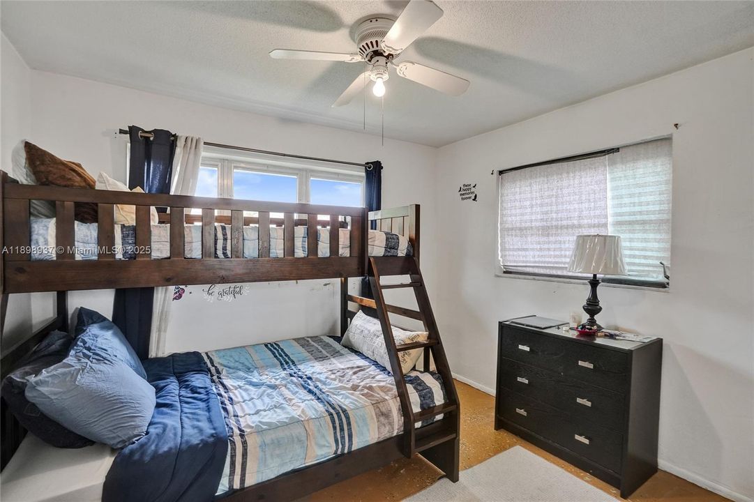 For Sale: $275,000 (2 beds, 1 baths, 1002 Square Feet)