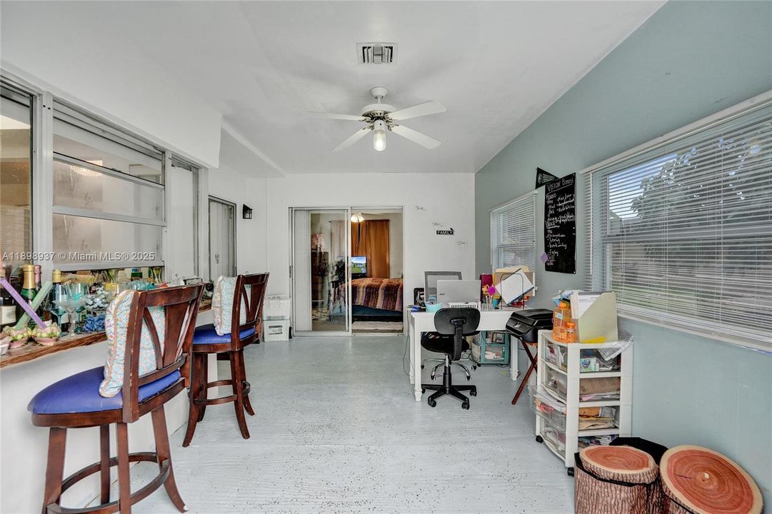 For Sale: $275,000 (2 beds, 1 baths, 1002 Square Feet)