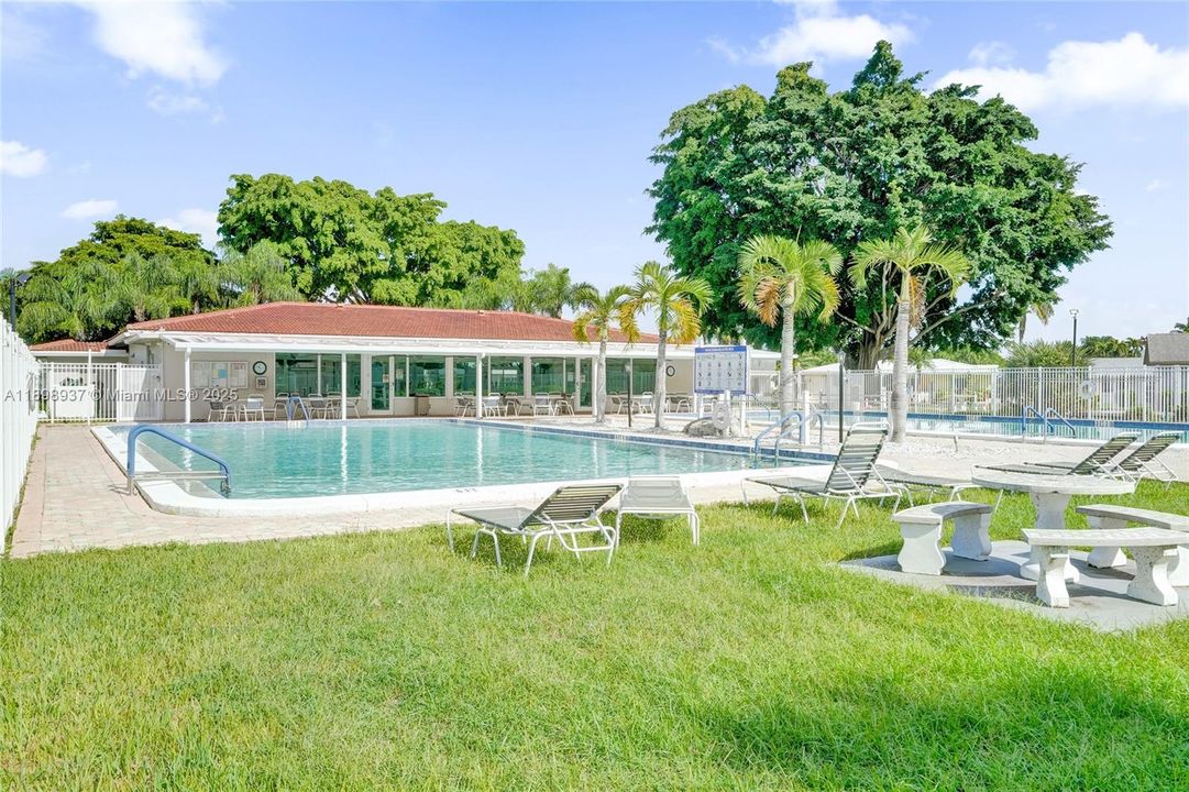 For Sale: $275,000 (2 beds, 1 baths, 1002 Square Feet)