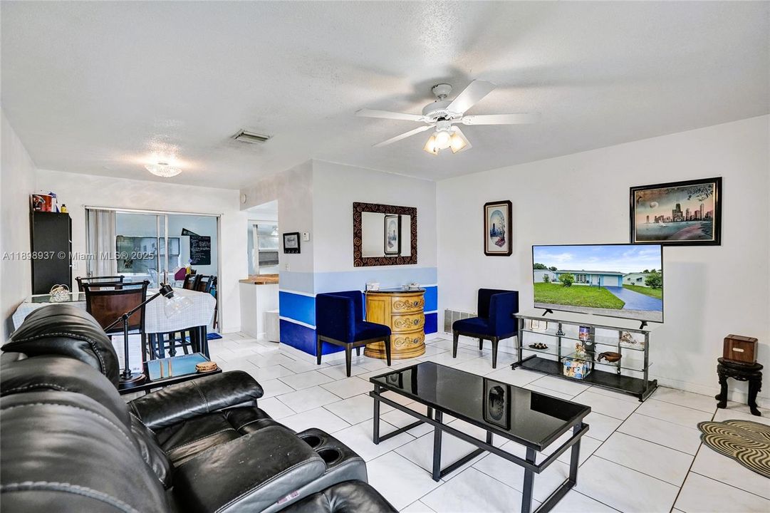 For Sale: $275,000 (2 beds, 1 baths, 1002 Square Feet)