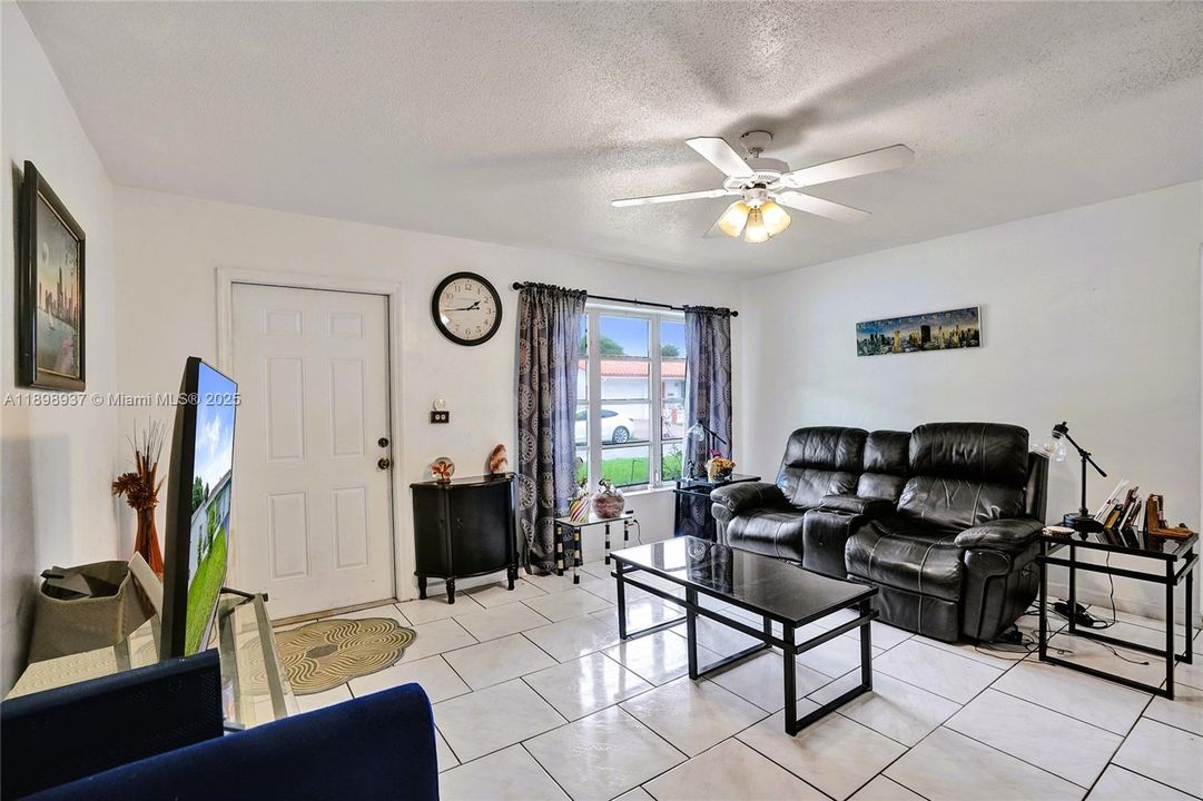 For Sale: $275,000 (2 beds, 1 baths, 1002 Square Feet)