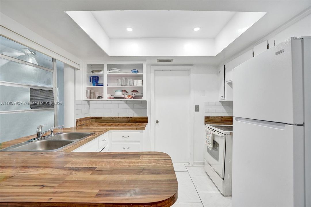 For Sale: $275,000 (2 beds, 1 baths, 1002 Square Feet)