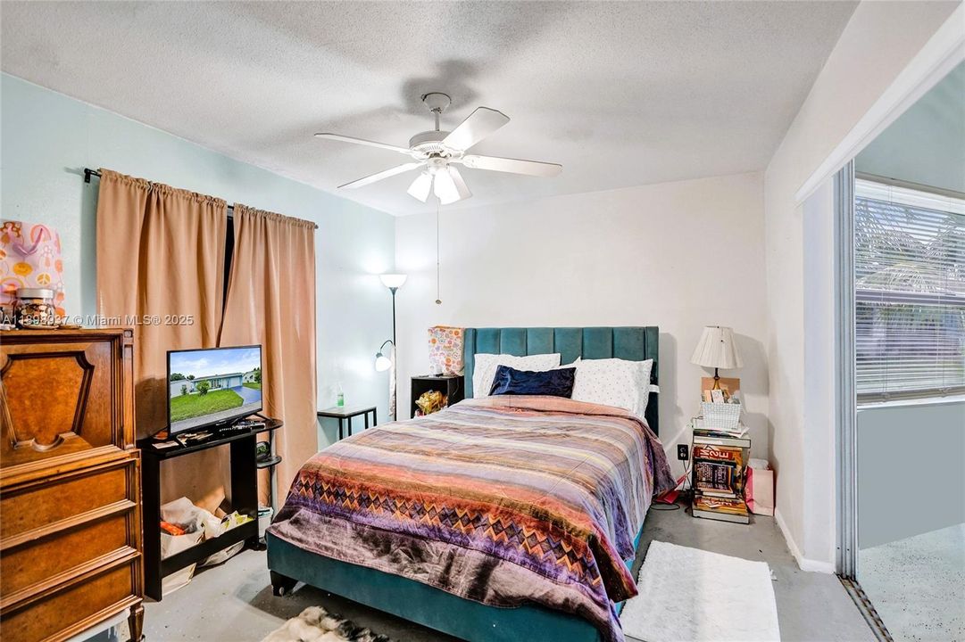 For Sale: $275,000 (2 beds, 1 baths, 1002 Square Feet)