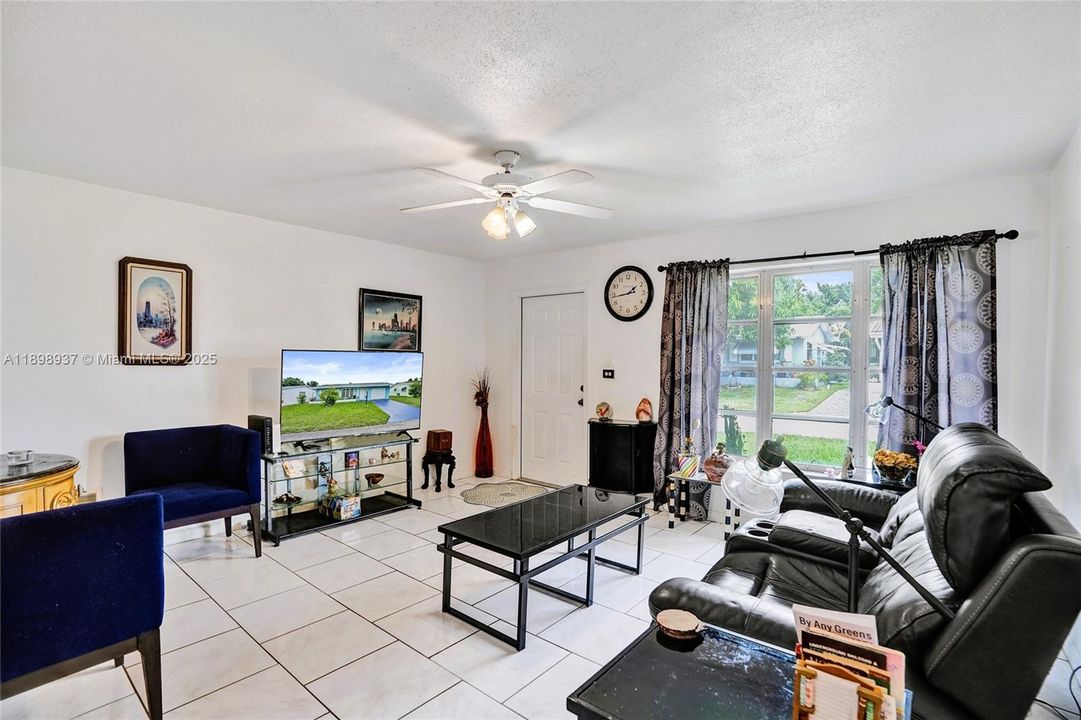 For Sale: $275,000 (2 beds, 1 baths, 1002 Square Feet)