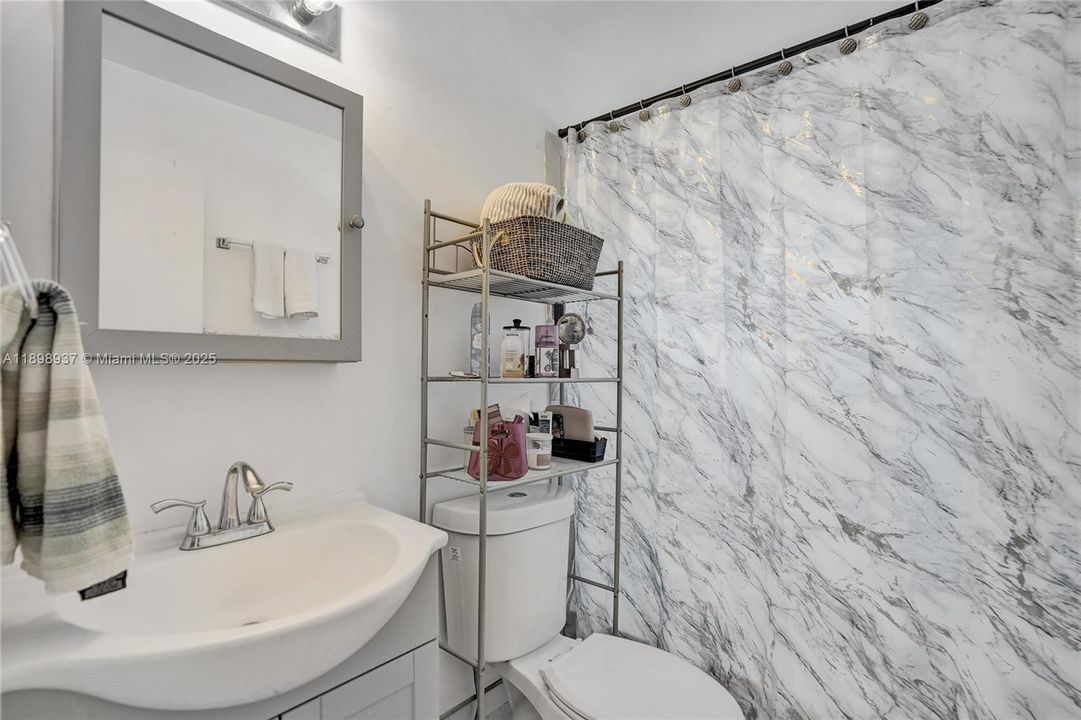 For Sale: $275,000 (2 beds, 1 baths, 1002 Square Feet)