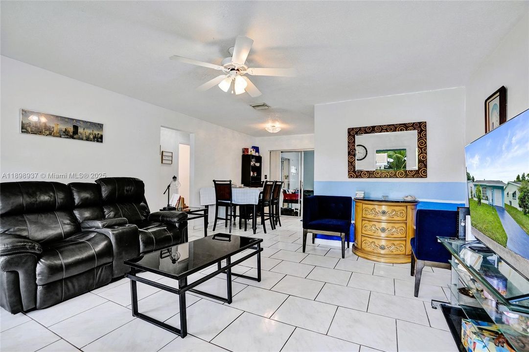 For Sale: $275,000 (2 beds, 1 baths, 1002 Square Feet)