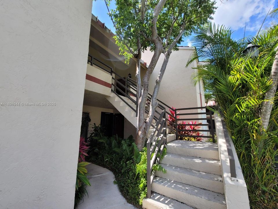 Recently Rented: $2,300 (3 beds, 2 baths, 1185 Square Feet)