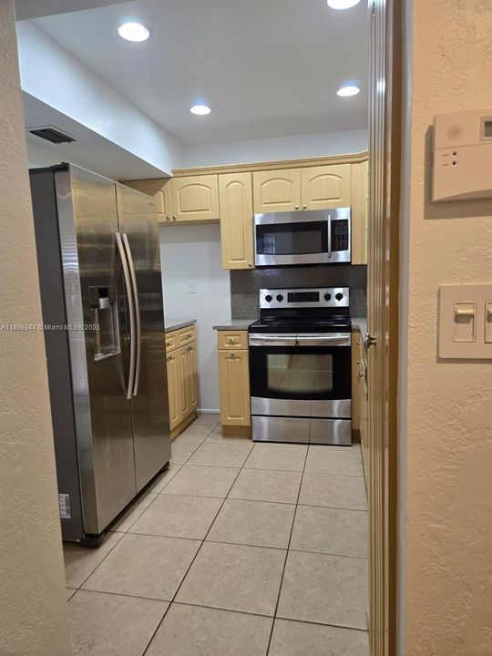 Recently Rented: $2,300 (3 beds, 2 baths, 1185 Square Feet)