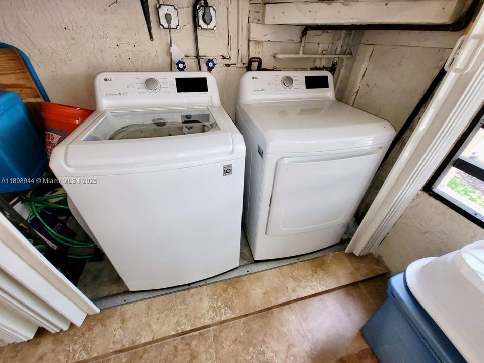 Recently Rented: $2,300 (3 beds, 2 baths, 1185 Square Feet)