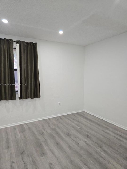 Recently Rented: $2,300 (3 beds, 2 baths, 1185 Square Feet)